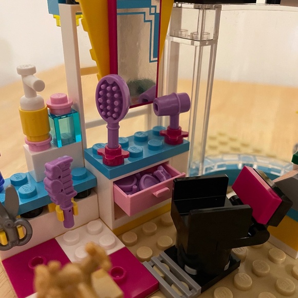 Lego Friends Heartlake Hair Salon (41093) - Picture 5 of 10